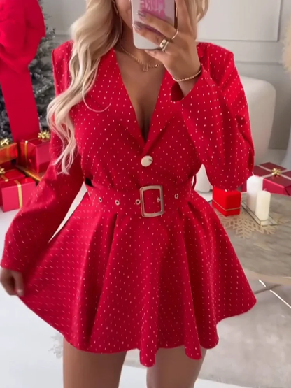 Yakalı ve kristal işlemeli, kemerli kadın elbisesi