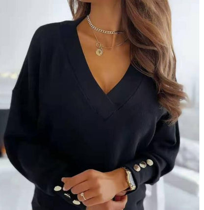 Düğmeli ve V yakalı şık kadın bluzu.
