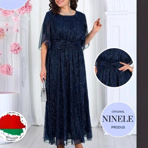 Büyük beden, lacivert midi elbise, simli detayları ve dökümlü pelerin kollarıyla dikkat çekiyor.