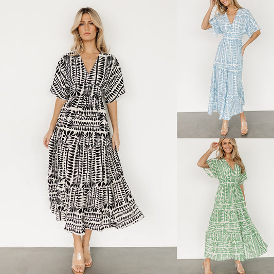 V yakalı ve kloş altlı kadın elbisesi