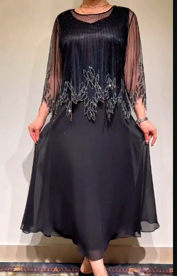 Parlak, şeffaf üst katmana sahip zarif, düz renkli elbise.