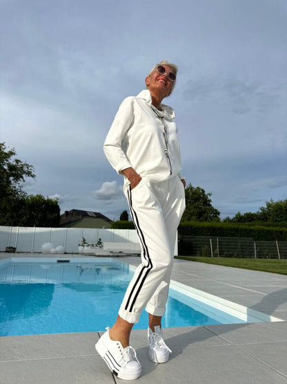 Kadın Kapüşonlu Üst ve Çizgili Pantolon, Günlük Takım Elbise