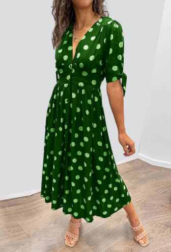 Derin sivri yakalı puantiyeli elbise