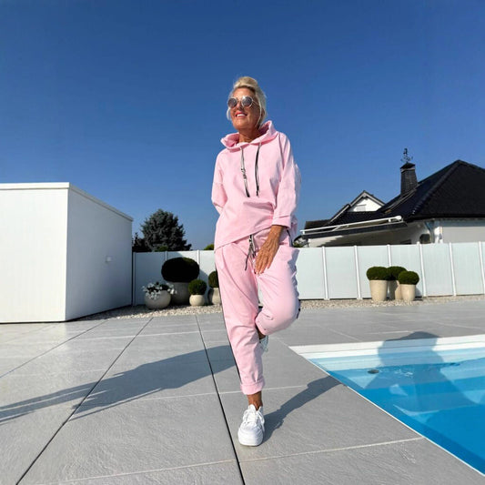 Kadın Kapüşonlu Üst ve Çizgili Pantolon, Günlük Takım Elbise