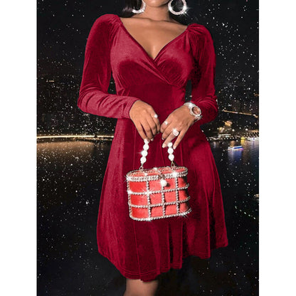 Zarif ve seksi V yakalı kadife elbise