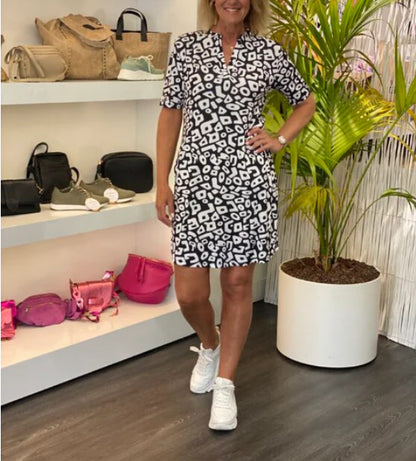 Kısa kollu ve V yakalı günlük kadın elbisesi