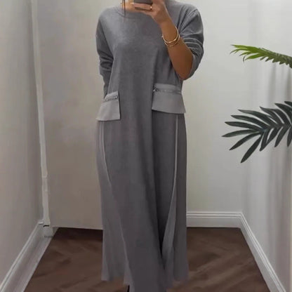 Yuvarlak yakalı ve cepli, kadınların günlük pilili elbisesi