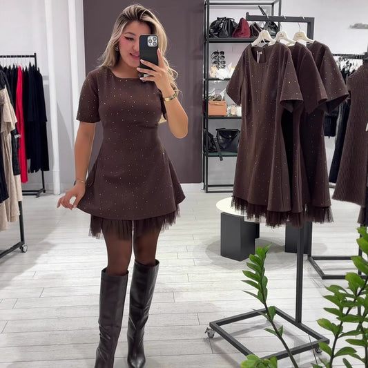 Parıltılı file patchwork desenine sahip şık bir elbise.