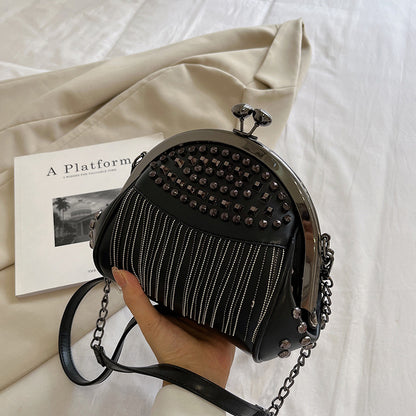 Kadınlar için öpücük tokalı, metal çivili ve dekoratif püsküllü çanta