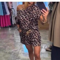 Kadın Leopar Desenli Eğimli Yaka Tişört + Şort Günlük Takım