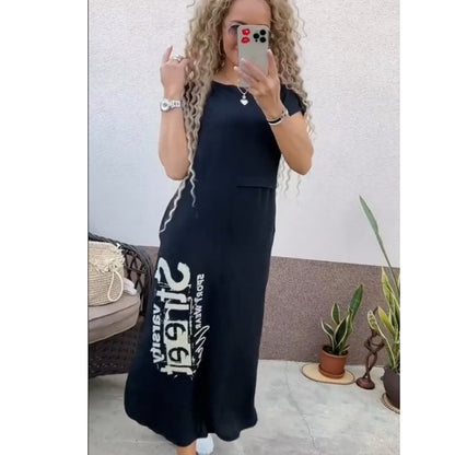 Harf desenli, yuvarlak yakalı ve yırtmaçlı cepli bir elbise