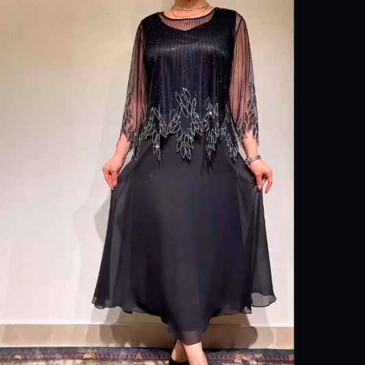 Parlak, şeffaf üst katmana sahip zarif, düz renkli elbise.