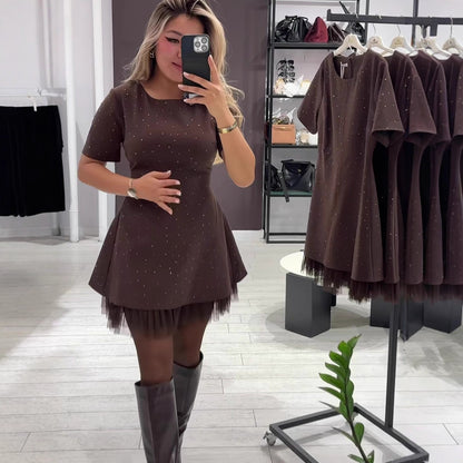 Parıltılı file patchwork desenine sahip şık bir elbise.