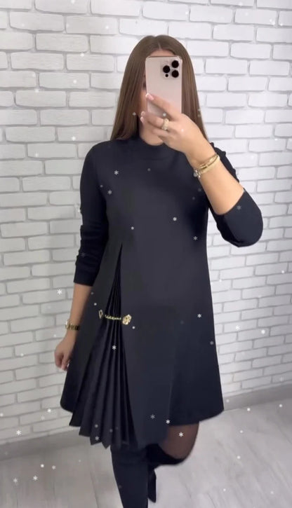 Pileli panelleri olan zarif uzun kollu elbise