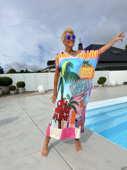 Moda desenli, kısa kollu ve V yakalı kadın elbisesi