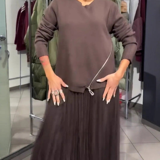 Yan fermuarlı ve yamalı kadın elbisesi