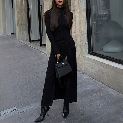 Kadın uzun elbise, yan yırtmaçlı, vücuda oturan kesim, zarif ve seksi, zarif.