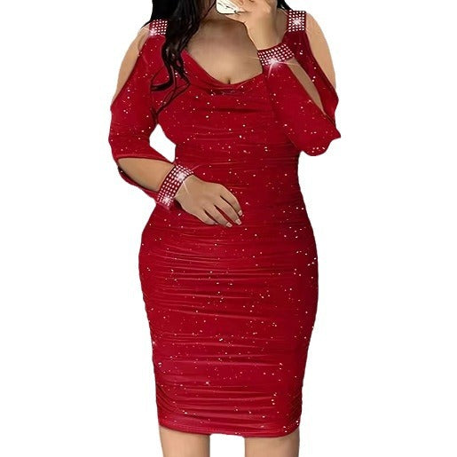 Kırmızı yapay elmaslar ve balon kollu, ışıltılı vücuda oturan elbise