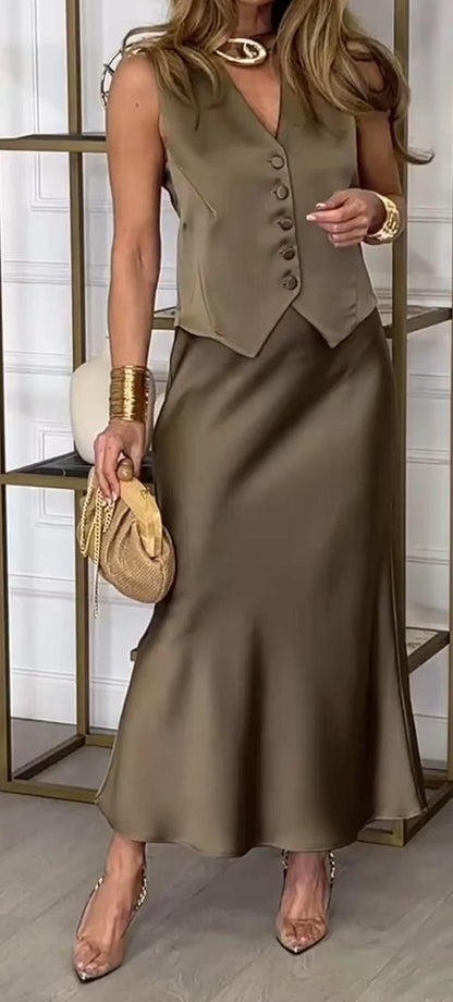 Kadınlar için şık kolsuz ve etekli takım