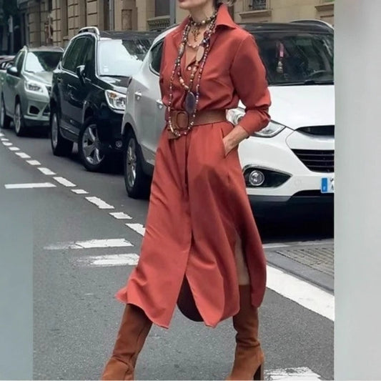 Alt kısmında yırtmaç bulunan şık kadın gömlek elbise