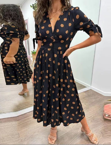 Derin sivri yakalı puantiyeli elbise