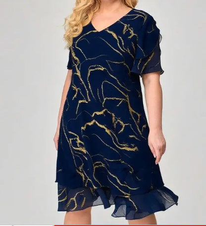 Katmanlı şifon kumaştan yapılmış, desenli kısa kadın elbisesi