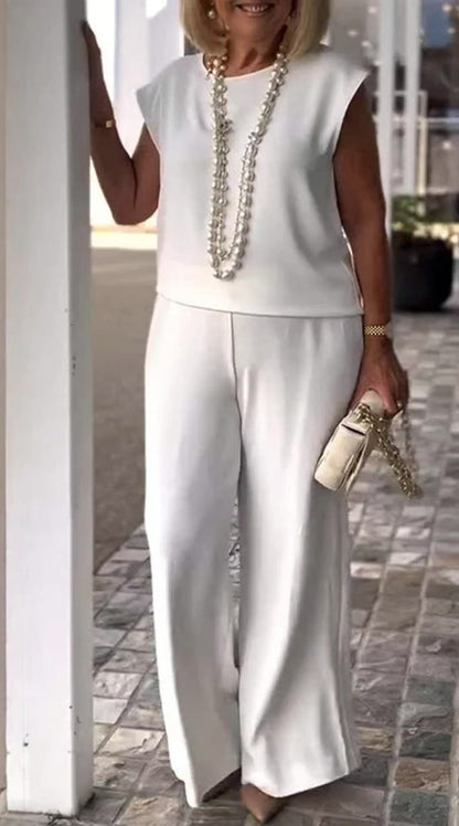 Kadınlar için kolsuz üst ve yuvarlak yakalı pantolon