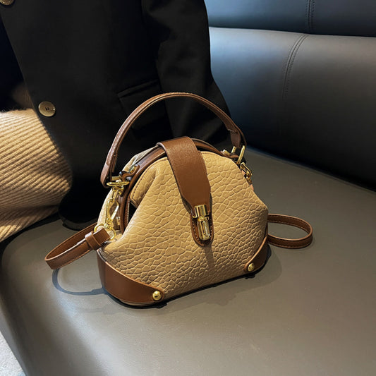 Zıt renkte şık çantalar