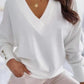 Düğmeli ve V yakalı şık kadın bluzu.