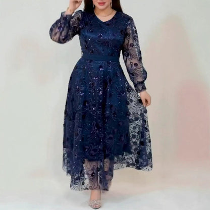 İşlemeli fileden yapılmış şık kadın elbisesi