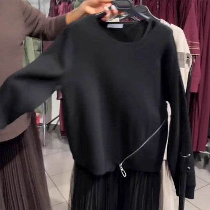 Yan fermuarlı ve yamalı kadın elbisesi