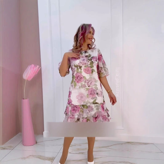 Yuvarlak yakalı ve kısa kollu, bol yazlık elbise