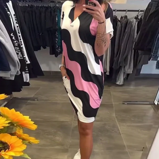 V yakalı ve kısa kollu kadın elbisesi