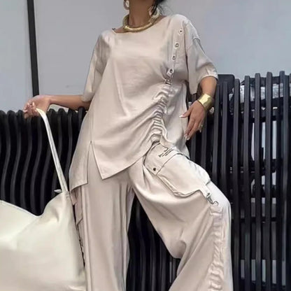 Yuvarlak yakalı tişört ve pantolondan oluşan kadın iki parçalı takım elbise