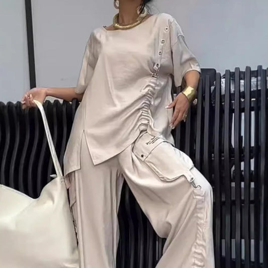 Yuvarlak yakalı tişört ve pantolondan oluşan kadın iki parçalı takım elbise